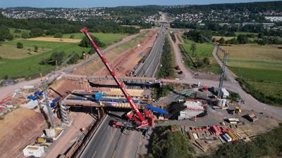 Auf der voll gesperrten Autobahn wurden am Wochenende unter anderem die Stahlträger der neuen Sallenbuschwegbrücke nahe der Tank- und Rastanlage auf die Pfeiler eingesetzt. Die restlichen Bauarbeiten dauern voraussichtlich bis Montagmorgen.