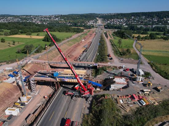 Auf der voll gesperrten Autobahn wurden am Wochenende unter anderem die Stahlträger der neuen Sallenbuschwegbrücke nahe der Tank- und Rastanlage auf die Pfeiler eingesetzt. Die restlichen Bauarbeiten dauern voraussichtlich bis Montagmorgen.