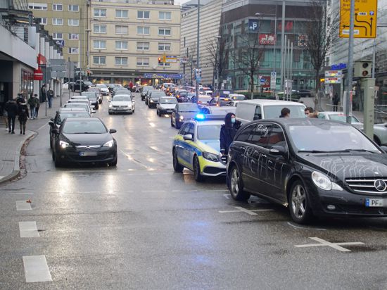 Kreuzung Zerrennerstraße. Polizei kontrolliert Auto