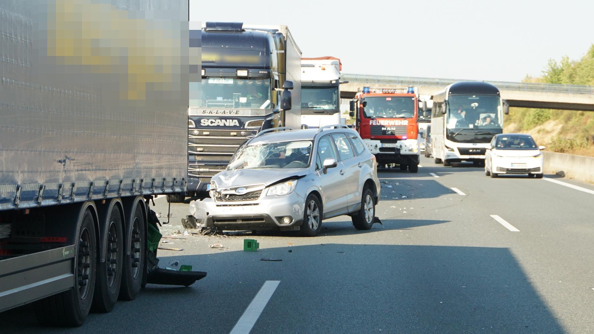 Am Dienstagmorgen kam es auf der A8 bei Pforzheim auf Höhe Nord zu einem Verkehrsunfall zwischen zwei Lastwagen und einem PKW.