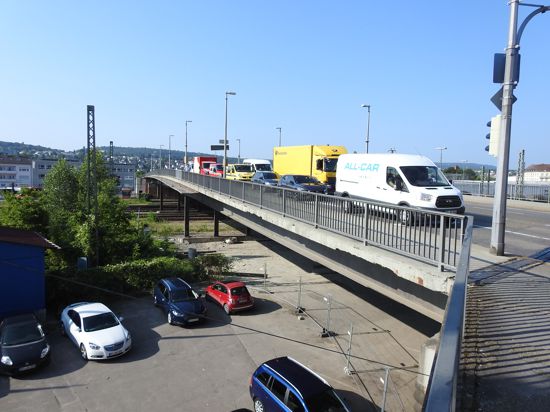 Verkehr auf der Nordstadtbrücke an der Ampel zur Güterstraße