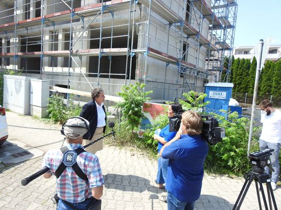 ARD-Filmteam macht in der Redtenbacher Straße Aufnahmen für einen Mittendrin-Beitrag zu den Tagesthemen am Mittwoch, 28.07.2021. Redakteurin ist Jenni Rieger, für Pforzheim spricht Bürgermeisterin Sibylle Schüssler (links).