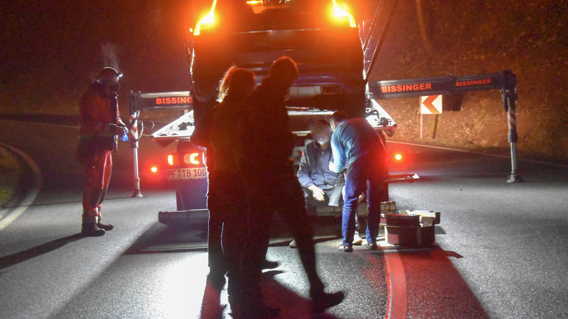 Ein Amtsarzt nimmt einem Autofahrer zwischen Pforzheim und Huchenfeld Blut ab.
