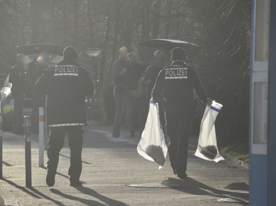 Die Polizei hat am Dienstagnachmittag an der Fritz-Erler-Schule in Pforzheim Beweismittel gesichert.