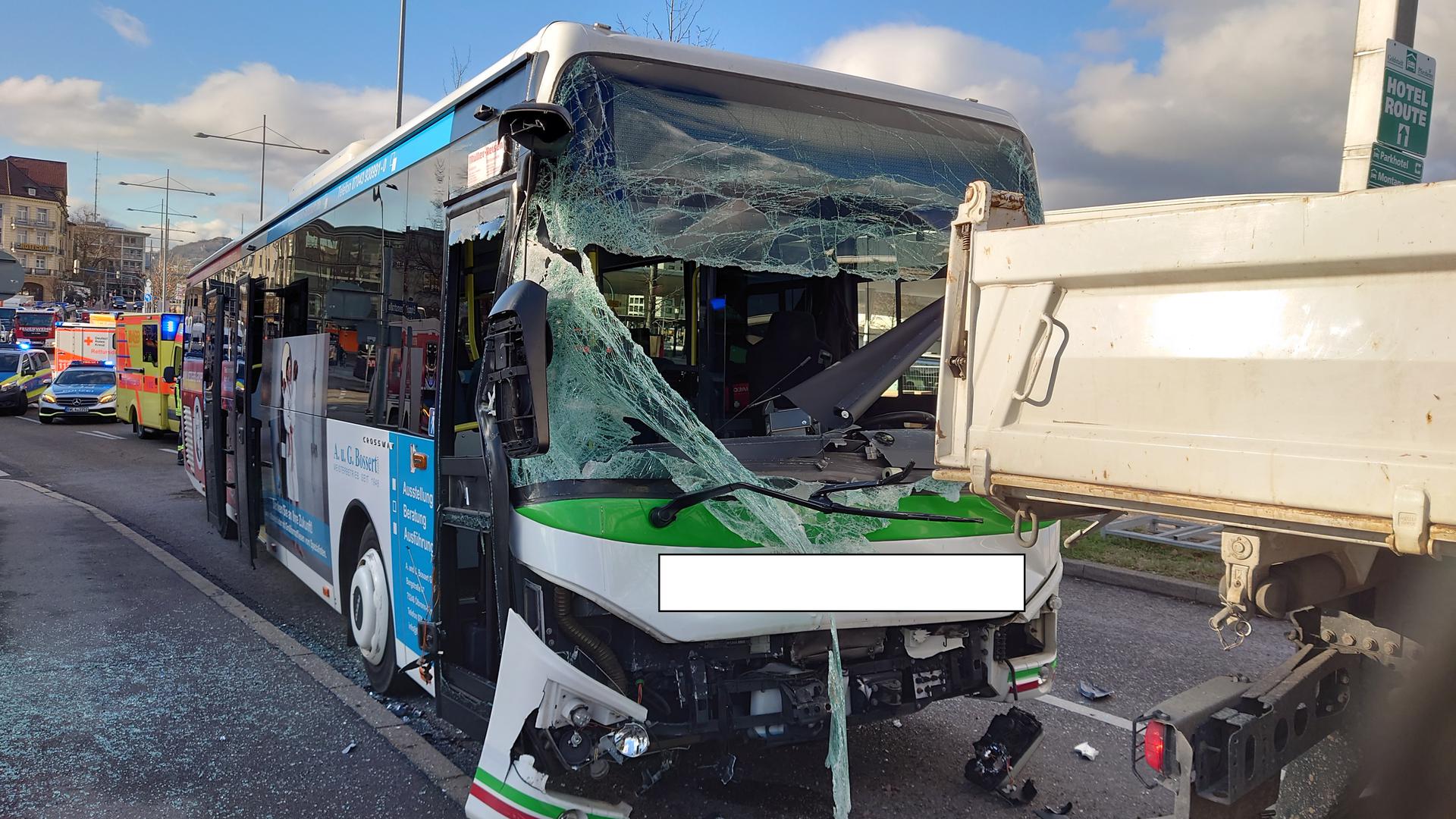 Bus fährt auf Laster auf: Der Unfall ereignete sich an der Auffahrt zur Nordstadtbrücke, kurz hinter dem Hauptbahnhof.