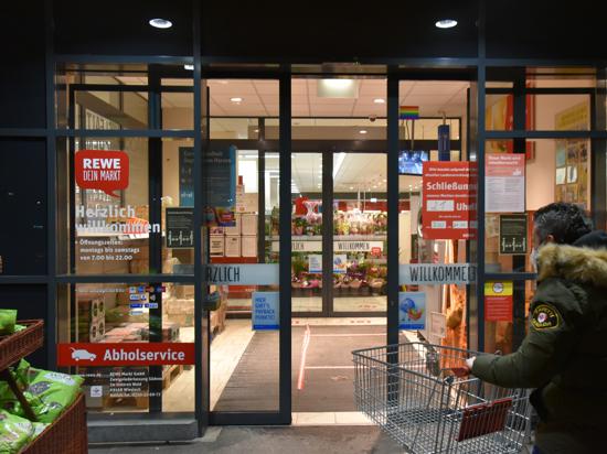 Einkaufen bis kurz vor knapp: Während einige Drogerie- und Supermärkte die möglichen Öffnungszeiten ausreizen, verlängerten andere
 sie nur etwas nach hinten. Die meisten Supermarktgänge bleiben am späten Abend nahezu leer. 