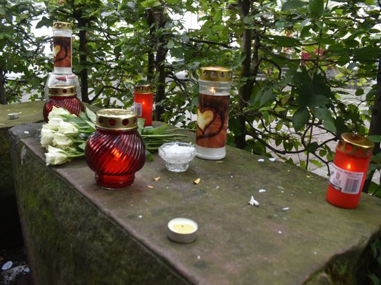 Kerzen und Blumen zur Erinnerung an getöteten 31-Jährigen in Pforzheim