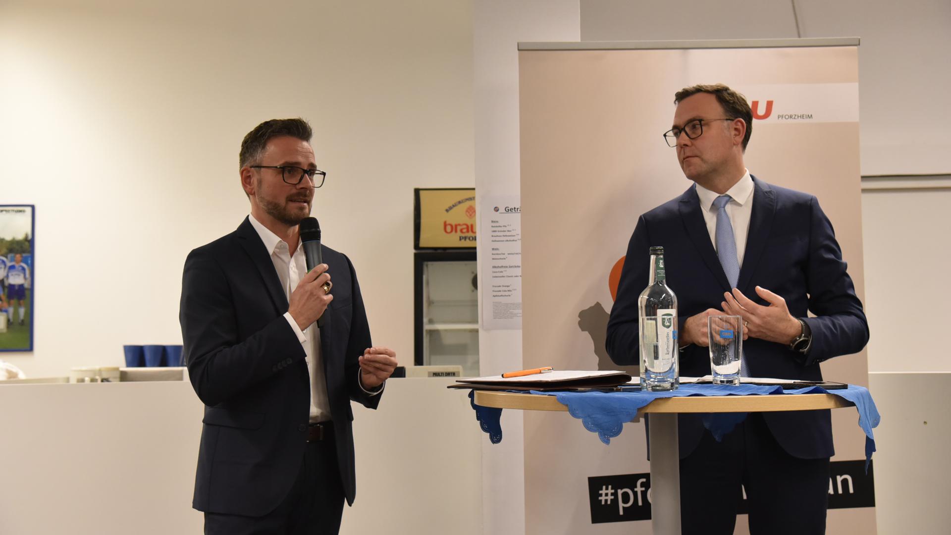 Oberbürgermeister Peter Boch (links) und Staatssekretär Siegfried Lorek erklären, was das LEA-Privileg für Pforzheim bedeuten würde.