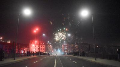 Feuerwerk und Menschen auf der Nordstadtbrücke Pforzheim