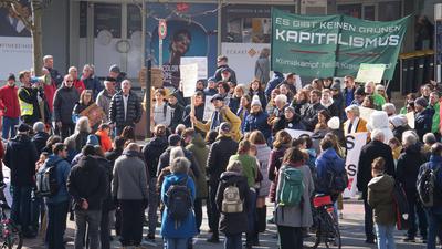 Etwa 200 Demonstranten haben sich der Tradition von Fridays for future folgend am Freitagnachmittag am Marktplatz getroffen.