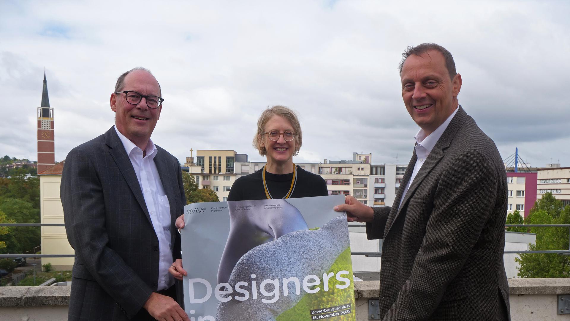 Almut Benkert von der WSP (Mitte) sowie Stephan Scholl (links) und Ulrich Haag von der Sparkasse geben den Startschuss für die Ausschreibung zu Designers in Residence, die im kommenden Jahr am EMMA-Kreativzentrum wirken dürfen.