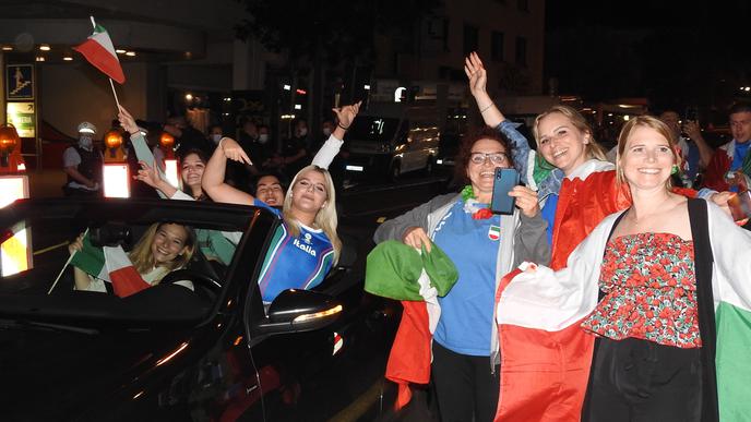 Im Cabrio oder zu Fuß: Italienische Fußballfans feiern in der Pforzheimer Innenstadt.