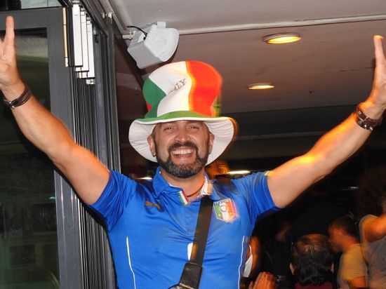 Grinst im Kreis: Vincenzo Urso freut sich nach dem Sieg der italienischen Mannschaft nach dem Elfmeterschießen.
