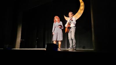 Mit einer Gitarre und zwei Stimmen beim Earth Hour-Bühnenprogramm im Kulturhaus Osterfeld: Maren und Oliver von Blindside Acoustic unplugged