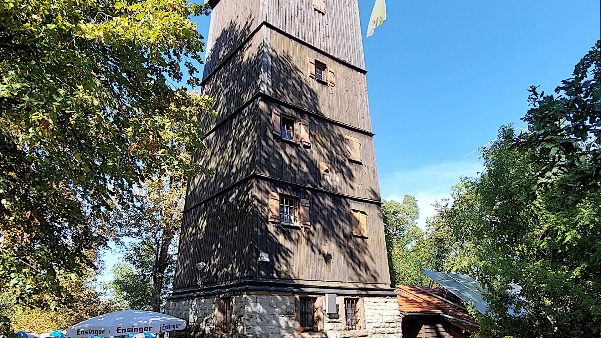 Der hölzerne Eselsbergturm ist ein ideales Ausflugsziel für jung und alt. Die Fahne signalisiert, ob er geöffnet ist. 