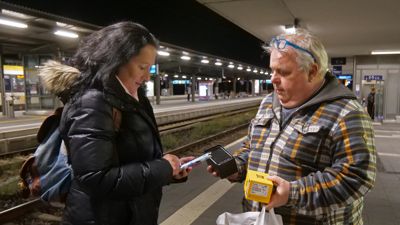 Straßenengel im Einsatz: Sandra Cirillo und Stefan Lehrer kümmern sich um Obdachlose Menschen in Pforzheim. Einmal im Monat bringen sie ihnen mit einem Bus Essen vorbei und freuen sich bereits auf das erste Weihnachtsessen bem Internationalen Bund am 9. Dezember.