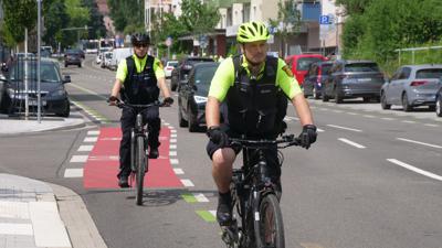 Dirk Farr (hinten) und Benjamin Grab wissen um die Gefahren für Radfahrer im Straßenverkehr. Mit ihren Kollegen der Fahrradgruppe des Polizeipräsidiums Pforzheim haben sie am Freitag bei einemm Kontrolltag genauer hingeschaut.