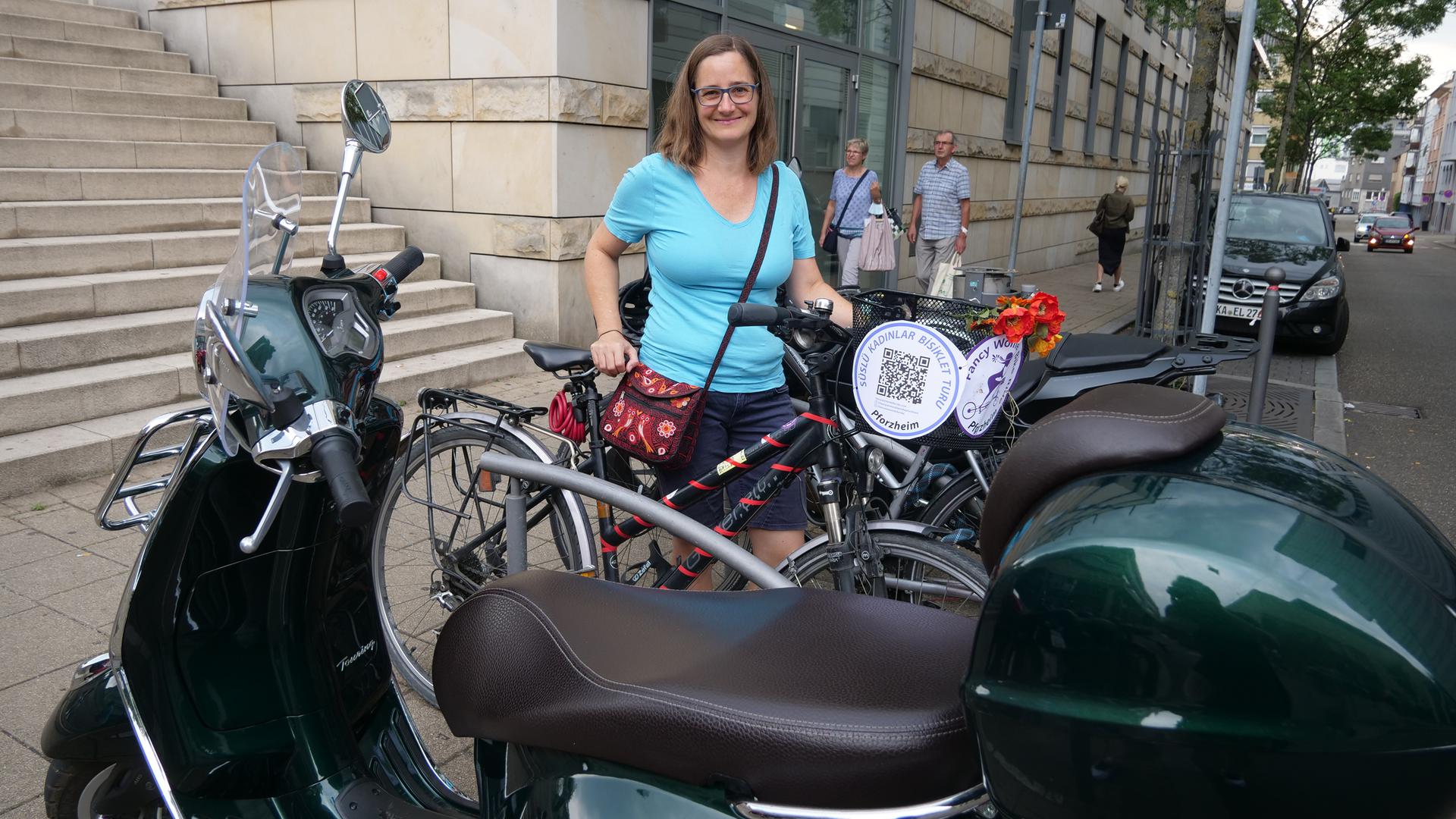 Kirstin Heissenberger weiß aus eigener Erfahrung um das Problem, wenn motorisierte Zweiräder auf Stellflächen parken, die eigentlich für Radfahrer vorgesehen sind. Erlaubt ist das nämlich nicht. Wird es geahndet, kostet das Knöllchen 25 Euro.
