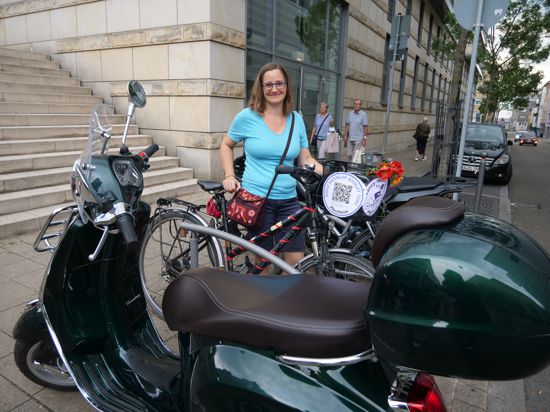 Kirstin Heissenberger weiß aus eigener Erfahrung um das Problem, wenn motorisierte Zweiräder auf Stellflächen parken, die eigentlich für Radfahrer vorgesehen sind. Erlaubt ist das nämlich nicht. Wird es geahndet, kostet das Knöllchen 25 Euro.