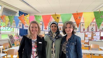 Frauke Janssen (links) und Isabella Falman (rechts) von Golden Hearts unterstützen Geflüchtete wie Nahide Amiri (mitte) unter anderem mit Sprachkursen und Hausaufgabenbetreuung für Kinder.