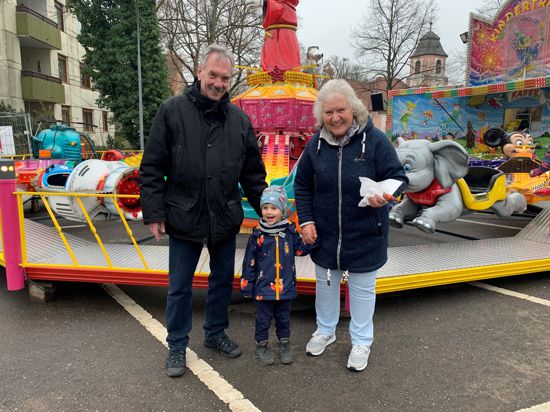 Jürgen und Gabi Hartmann besuchen das Frühlingsdorf, um ihren Enkel eine Freude zu bereiten. 