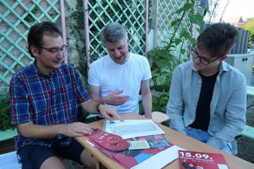 Drei junge Männer sitzen an einem Tisch. Sie sind von der Pforzheimer Ortsgruppe Fridays for Future und planen am 15. September den nächsten Klimastreik in der Stadt. 