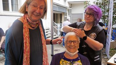 Anneliese Pfundstein (Mitte) freut sich über ihre neue Frisur. Bekommen hat sie diese nicht zuletzt dank Annelies Gensler (links) und dem Team der Suppenküche, die den Kontakt zu den Barber Angels hergestellt haben.