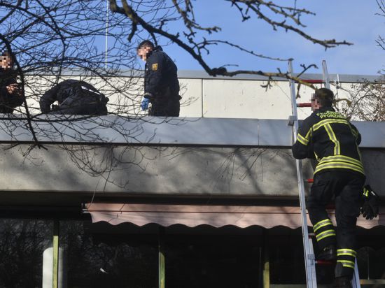 Polizei, Feuerwehr und Rettungsdienst waren am Dienstag bei der Pforzheimer Fritz-Erler-Schule im Einsatz. Zwei Jugendliche wurden verletzt.
