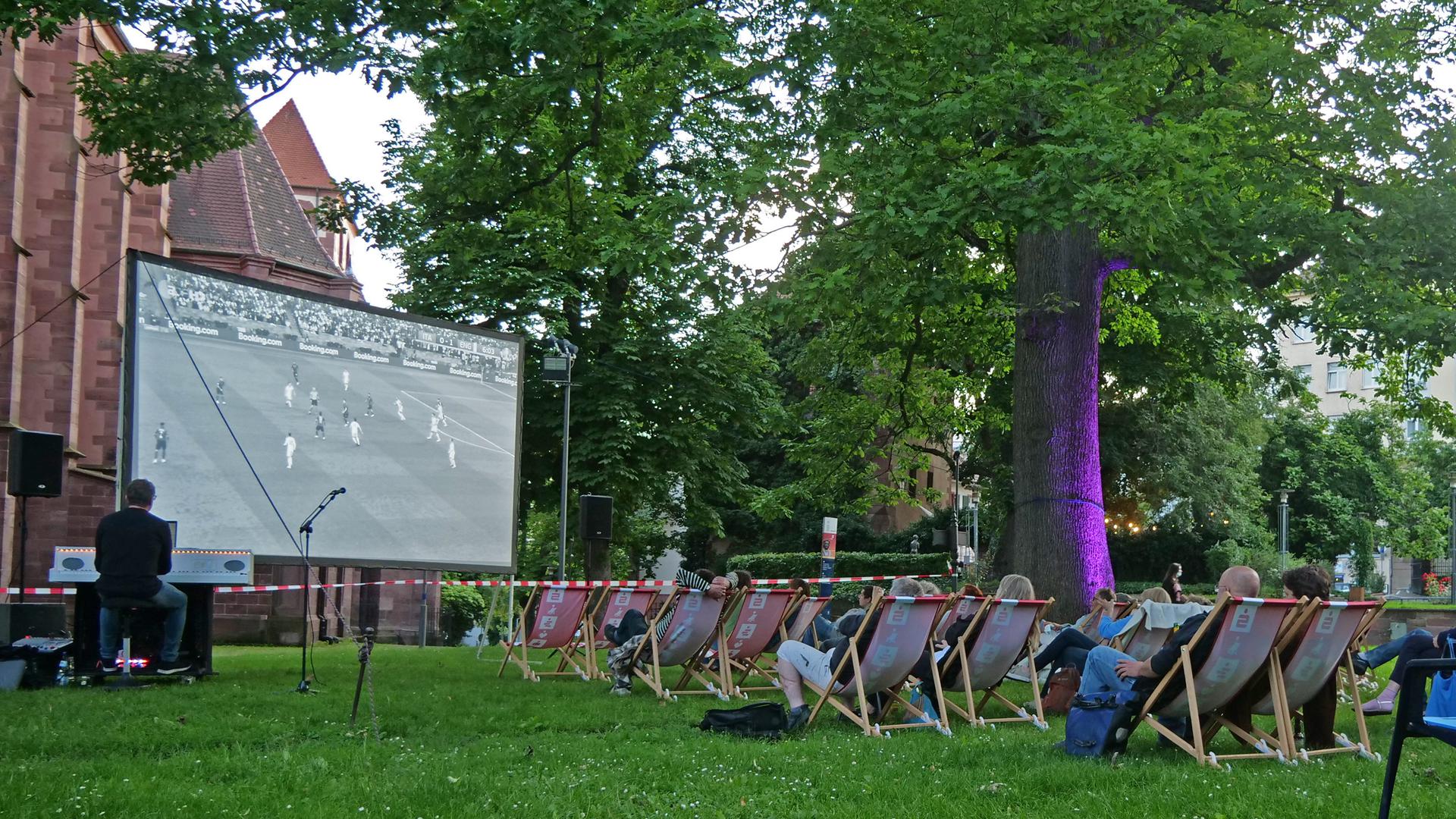 EM-FInale in Schwarz-weiß genießen: „silent soccer“ gab dem Spiel im Schlosspark eine neue Dramaturgie