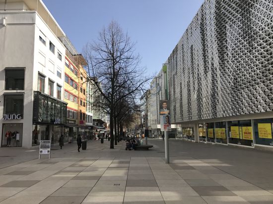 Fußgängerzone Pforzheim mit Blick in Richtung Osten zum Marktplatz. Links Jung, rechts Galeria Kaufhof