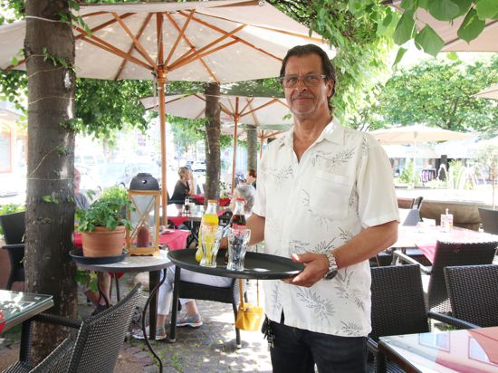 Es ist angerichtet: Gastronomen Norbert Kieselbach, Betreiber des Lokals „La Piazza“ am Sedanplatz, freuen sich zwar über die jüngsten Lockerungen, sind dennoch unzufrieden mit Corona-Auflagen wie die „Drei-G-Regeln“.