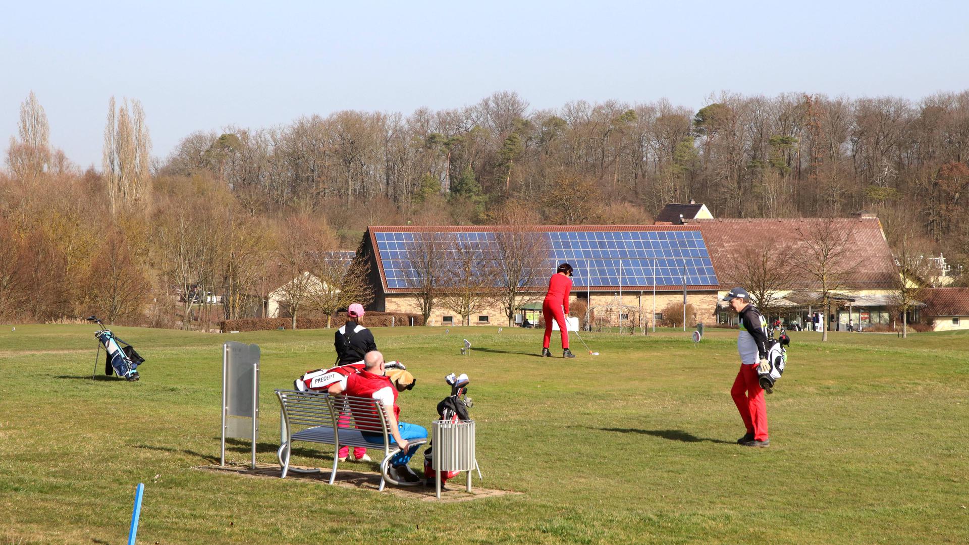 Spielbetrieb gestartet: Auf dem Golfplatz auf dem Karlshäuser Hof wird dank des milden Wetters wieder gespielt. Der Karlshäuser Hof ist außerdem für 2021 als Trainingsstandort für die Jugendarbeit des Baden-Württembergischen Golfverbands ausgewählt worden.