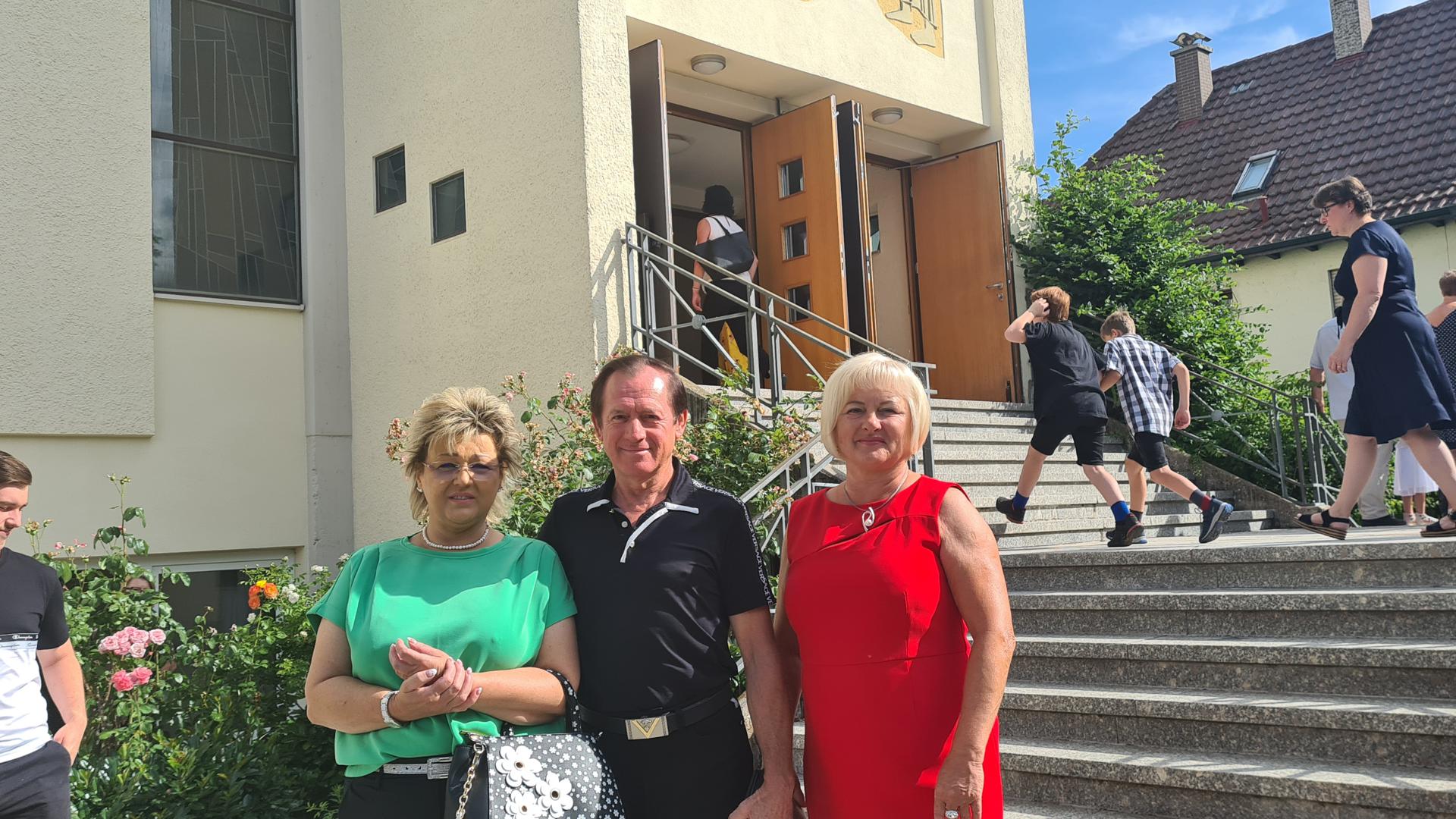 Gertrud Vogt (rechts, rotes Kleid), Bernhard Vogt und Irene Nitula sind überzeugt Kirchgänger. Am Samstag waren sie in der St.-Joseph-Kirche in Eutingen.