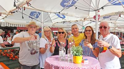 Fans des Oechsle-Festes sind Gerd Müller (von links), Doris Sauer, Angelika Stöhr, Berni Lewandowski, Anette Suppa und Volker Walz. Sie feierten die Eröffnung der 36. Auflage des Pforzheimer Weinfestes.