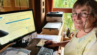 Gunhilde Köhler in Eutingen an ihrem heimischen PC. Eine E-Mail von unbekanntem Absender, im Auftrag der SWP, machte sie stutzig. 