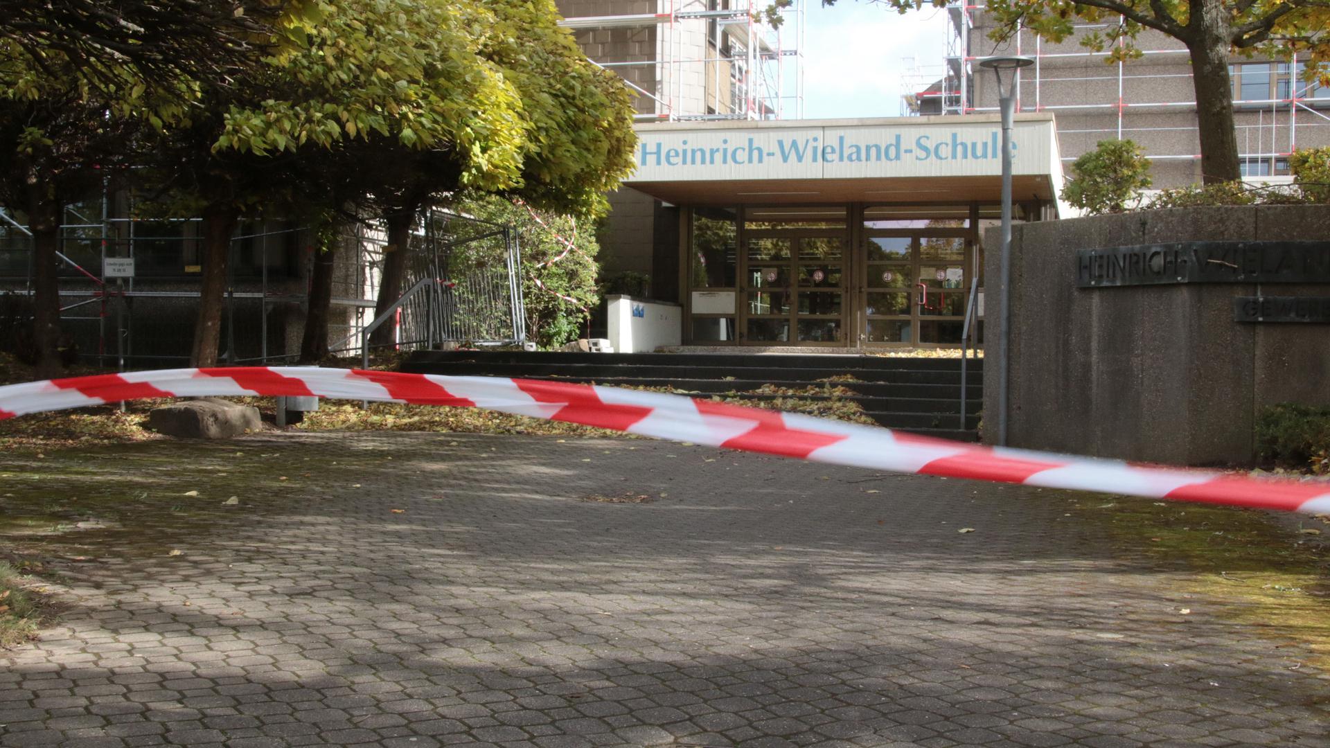 Die Heinrich-Wieland-Schule in Pforzheim ist mit Flatterband abgesperrt. Das Sturmtief hatte ein Baugerüst beschädigt.