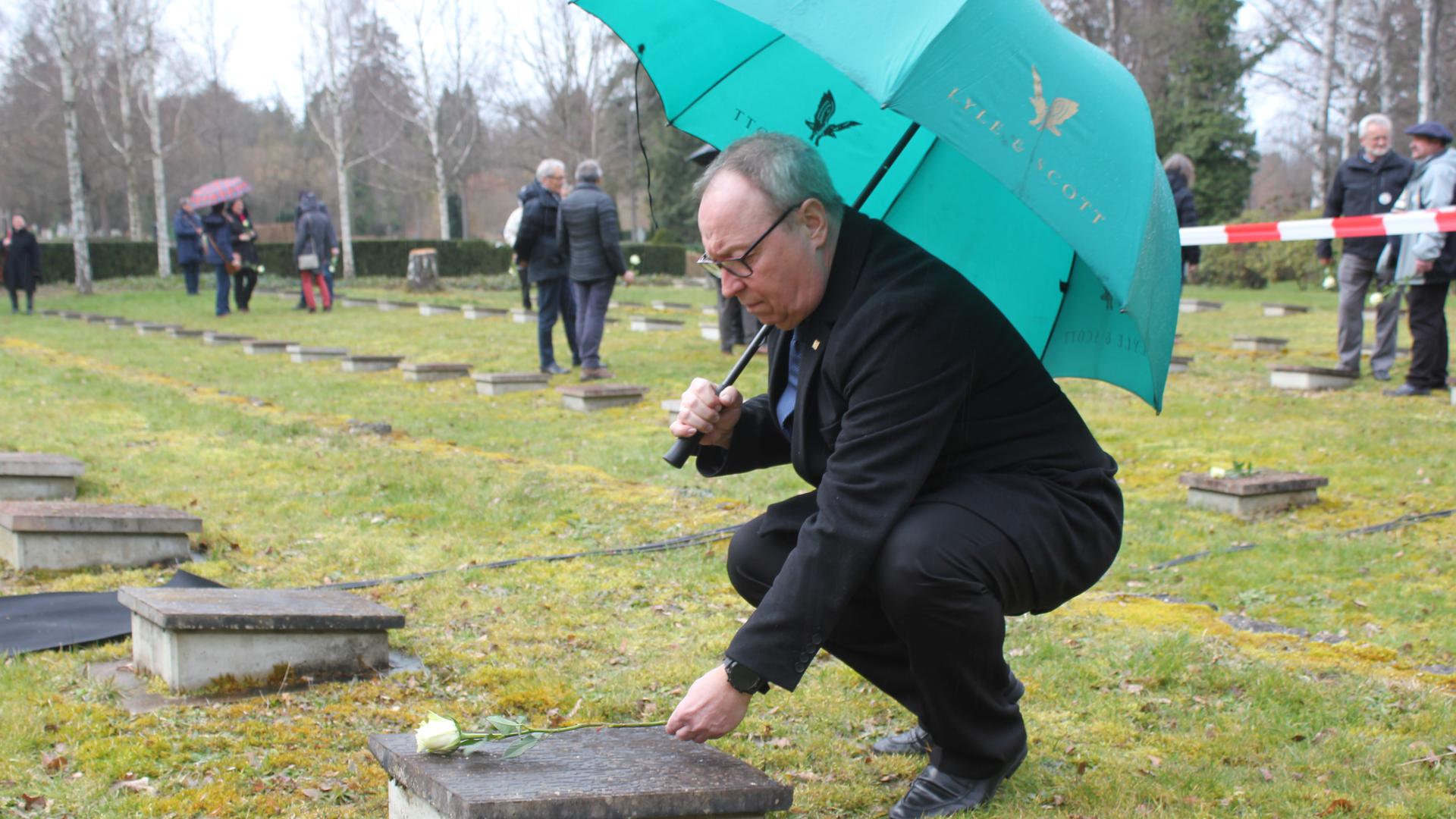 Die Besucher der Gedenkfeier auf dem Hauptfriedhof legten Rosen auf den Gräbern des Großgräberfelds nieder.