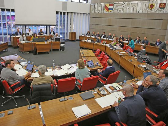 Der Hauptausschuss des Pforzheimer Gemeinderats bei seinen Etatberatungen im Ratssaal im Dezember 2023.