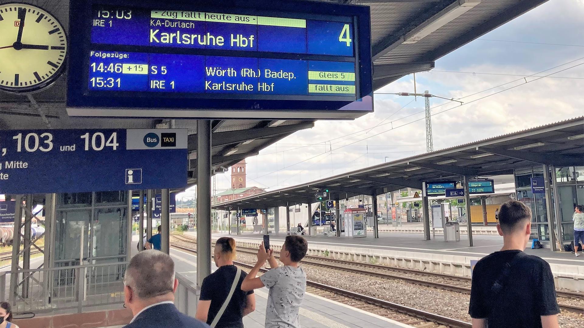Eine Anzeige am Pforzheimer Hauptbahnhof informiert über Zugausfälle und Verspätungen.