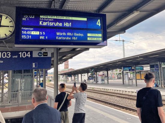 Eine Anzeige am Pforzheimer Hauptbahnhof informiert über Zugausfälle und Verspätungen.