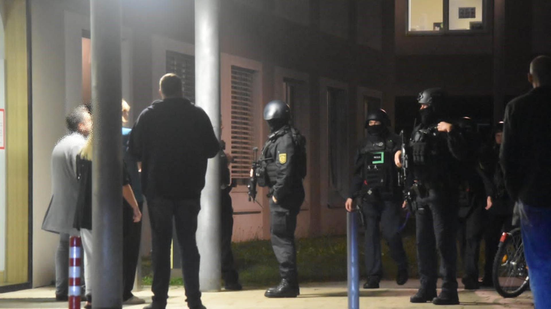 Mit einem großen Aufgebot durchsucht die Polizei Gebäude auf dem Helios-Gelände in Pforzheim.