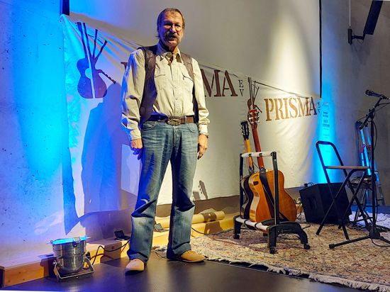 Helmut „Hese“ Schröter auf der Bühne des Folkclub PRISMA. Der Mitbegründer des Clubs gestaltet dort noch immer die Konzert-Plakate 