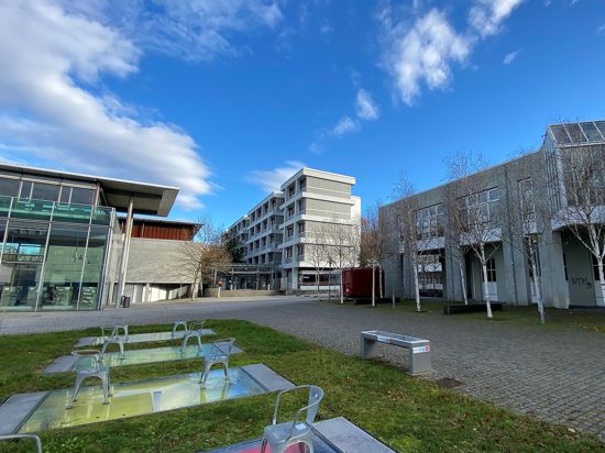 Hochschule Pforzheim mit Bibliotheksbau (links), Fakultät für Wirtschaft (hinten) und Rekoratsgebäude rechts. Im Vordergrund Kunst am Bau. 