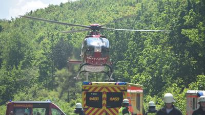 Ein Hubschrauber der Luftrettung war wegen des Unfall auf der B10 im Einsatz.