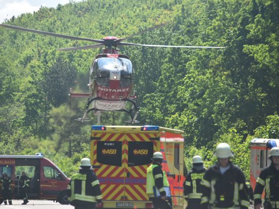 Ein Hubschrauber der Luftrettung war wegen des Unfall auf der B10 im Einsatz.