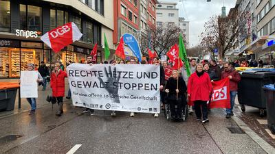 Zeichen gegen Rechts: Die Bundestagsabgeordneten Stephanie Aeffner (Grüne, Zweite von rechts) und Katja Mast (SPD, rechts) führten den Tross der Gegendemonstranten an. Dabei kritisierten die Veranstalter auch Masts eigene Fraktion.