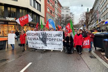Zeichen gegen Rechts: Die Bundestagsabgeordneten Stephanie Aeffner (Grüne, Zweite von rechts) und Katja Mast (SPD, rechts) führten den Tross der Gegendemonstranten an. Dabei kritisierten die Veranstalter auch Masts eigene Fraktion.