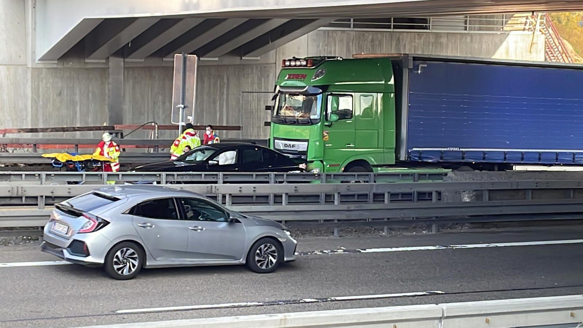 Autobahnunfall mit einem Laster und einem Auto