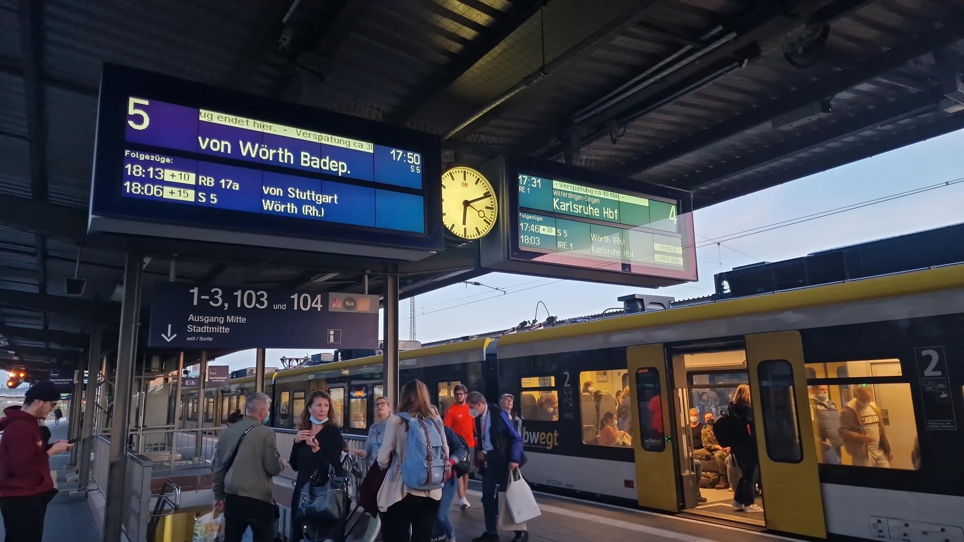 Ausfälle und Verspätungen: Die Anzeigen am Hauptbahnhof Pforzheim verheißen nichts Gutes für die Fahrgäste.