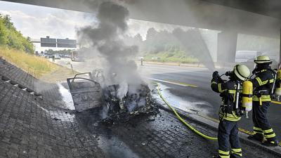 Fahrzeugbrand auf der A8 bei Pforzheim: Die Autobahn in Fahrtrichtung Stuttgart wurde am Freitagnachmittag voll gesperrt.